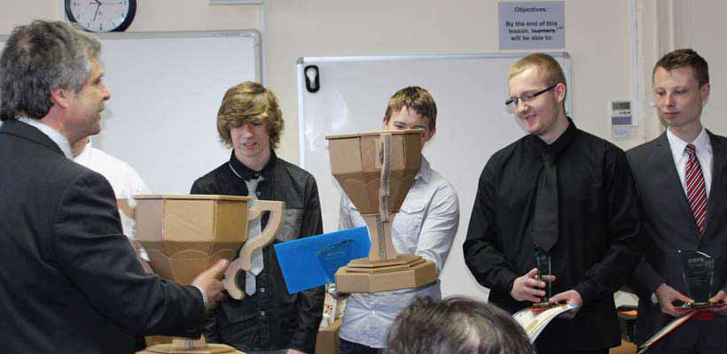 students-recieving-prizes Students receiving prizes