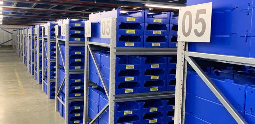 Order picking bins in a warehouse